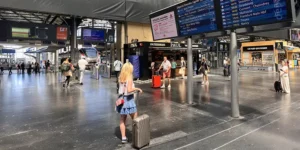 Femme devant panneau affichage