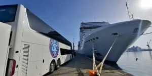 Bus et bateau a quai autocar